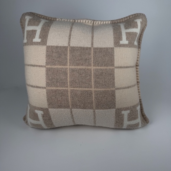 HERMES Wool Cashmere Avalon III Coco Camomille Small Square Pillow - Picture 3 of 11